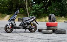 Bár ötveneshez képest van benne akarat, ilyen szép gumicsíkokat nem tud húzni