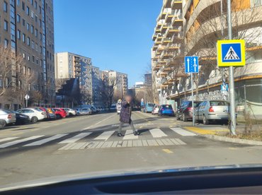 A zebrán egyértelmű lassítással átengedjük a nénit