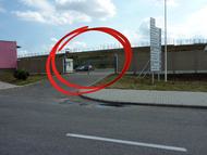 Íme, ezen a kapun kell bejönni gyalogosan mindenkinek, aki valamelyik programunkra regisztrált (Sokadalom statikus, Sokadalom pályahasználattal, pályanap szombat ill. vasárnap). Itt kapja meg mindenki a matricáját és az ajándékot