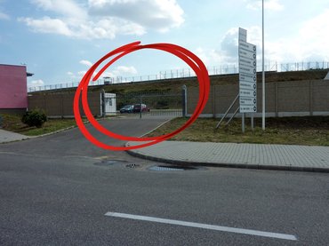 Íme, ezen a kapun kell bejönni gyalogosan mindenkinek, aki valamelyik programunkra regisztrált (Sokadalom statikus, Sokadalom pályahasználattal, pályanap szombat ill. vasárnap). Itt kapja meg mindenki a matricáját és az ajándékot