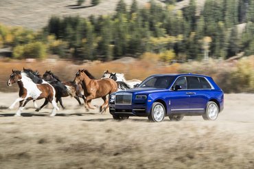 Ha a Bentleynek már volt, hát a Rolls-Royce is belevágott az SUV műfajba. Helló, 2018! Helló, Cullinan.