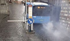 A világsajtót bejárt fotó 2017-ből, amelyen a hírhedt elektromos Modulo, amely okádja a füstöt, ahogy igyekszik a Várba (fotó: I. kerületi Önkormányzat)