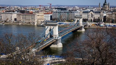 Lehet, hogy innentől ez a forgalom számít csúcsidőnek a Lánchídon.