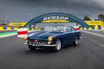 Valamivel gazdaságosabb 1963 hivatalos biztonsági autója, a Pininfarina-karosszériás Ferrari 250 GTE 2+2 Series III 'Le Mans Safety Car'. Ezekből a Le Mans-i GTE-kből elvileg csak ez az egy élte túl az elmúlt hatvan évet.