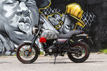 A Scram 411 a Royal Enfield Himalayan scrambleresített kivitele