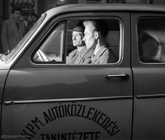 Budapest, 1960. november 15. Bohány Vince első vezetési gyakorlatára indul Hideg Sándor gépjárműoktatóval a Közlekedés és Postaügyi Minisztérium Autóközlekedési Tanintézet által szervezett hivatásos gépkocsivezető oktatáson.