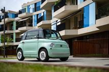 Az ajtajai viszont ugyanúgy nyílnak, mint az Aminál, vagyis az egyik oldalon balra, a másik oldalon pedig nyitva. Ennek az az oka, hogy így kevesebb elemet kell legyártani, vagyis olcsóbb az autó előállítása.