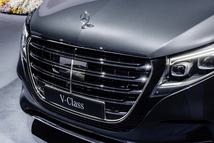 A V-osztály többféle orral lesz kapható, a képen a legmagasabb felszereltségét látjuk.