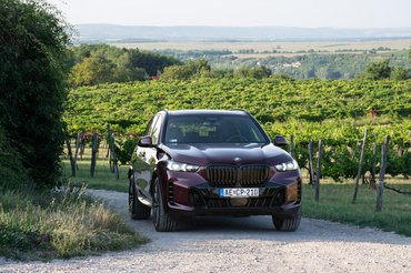 Az új, mátrix-technológiájú, adaptív LED fényszórók nyíl alakot formáznak