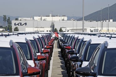 A Kia idei célja, hogy zsolnai gyárában elérjék a 340 ezer legyártott autót. A céljuk nem lehetetlen, ugyanis elmondásuk szerint óránként 65 autó gördül le gyártósorukról. Érdekesség, hogy az abszolút nulláról mintegy 17 óra alatt jutnak el egy teljesen k