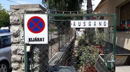 Több nyelven is, hogy mindenki érthesse.