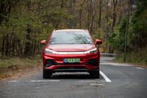 Parkolásnál figyelni kell, mert a radar közel enged a tereptárgyakhoz