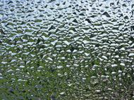 Nem bepárásodott, hanem katedrál üveg - ennek eleve ilyen göcsörtös a felülete