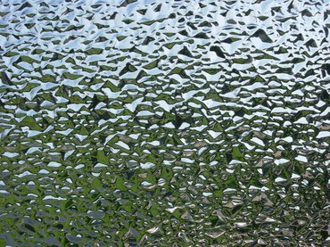 Nem bepárásodott, hanem katedrál üveg - ennek eleve ilyen göcsörtös a felülete