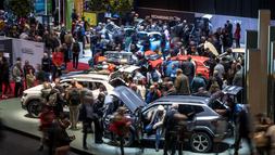 Látogatók a Genfi Autószalon első napján 2024 február 28-án. Fotó: Fabrice COFFRINI / AFP