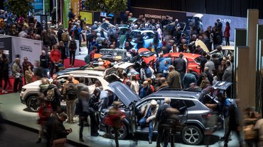 Látogatók a Genfi Autószalon első napján 2024 február 28-án. Fotó: Fabrice COFFRINI / AFP