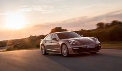 3,2 másodperces gyorsulásával minden idők 10 legjobb 0-100-as sprintet futó Porschéje közt van a V8-as Panamera