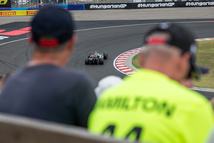 Mikor az F1-es autók a pályára gurulnak, a legtöbben már elfoglalták a helyüket.