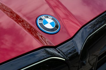 Az elektromos BMW-k kék szegéllyel díszített logót kapnak