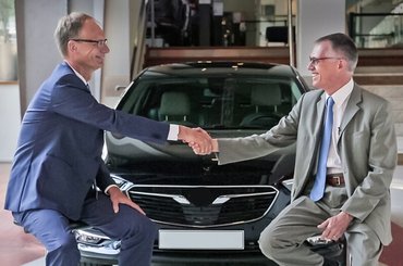 A szerződést nyilván - legalább - két fél köti egymással. A kezdeti szívélyességet úgy lehet a leghatékonyabban megőrizni, ha valós tényeket tartalmaz az okirat. A kép illusztráció!