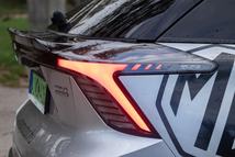 A hátsó lámpa dizájn egészen egyedi és vad