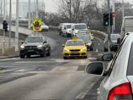 Nappali menetfénnyel nappal szabályos közlekedni, lakott területén kívül jó látási viszonyok között kiváltja a tompítottat is, azokon azt utókon, amiken van ilyen.