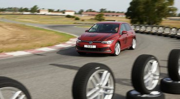 Minden gumi más féktávot eredményez. Forrás: ADAC / Marc Wittkowski