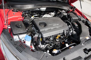 Korábbi, ugyanilyen motorral szerelt tesztautónk motortere. Ez még biztosan nem szivárgott. A kép természetesen illusztráció