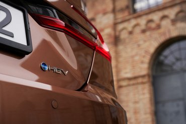 2024 New Camry executive Bronze Exterior 002