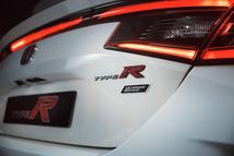 honda-civic-type-r-ulimate-edition-rear-badge-detail