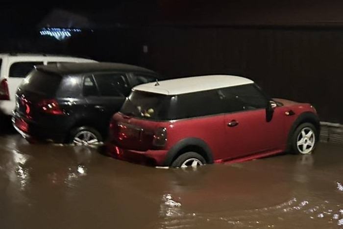 Akkora csőtörés volt Gyálon, hogy két autó alatt is beszakadt az út