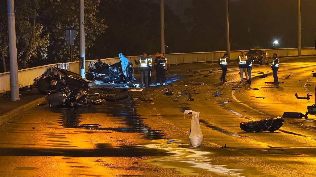 Kettészakadt egy Mercedes a szegedi Bertalan hídon, egy ember meghalt
