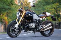 Mondhatnánk, hogy hagyományos, de igazából semmilyen szempontból nem az. Ilyen cafe racer még nem volt