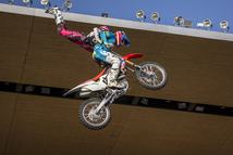 Vannak kétszemélyes trükkök is. Sőt, a három személyes hátraszaltó is a műsor része