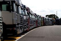 Elképesztő mennyiségű pénz és logisztika van a rendszer mögött. Ez itt a kamionarmada kb. egyötöde. Katonásan, rendbe szedve, ahogy kell. 