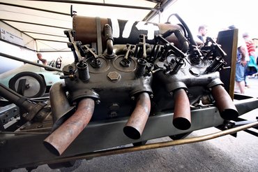 Nagyjából így képzelték el akkoriban a versenyautók hangolt kipufogóit. Minél hosszabb, annál több vele a baj. A hosszú himbák a kipufogó-, a rövidek a szívószelepeket nyomják