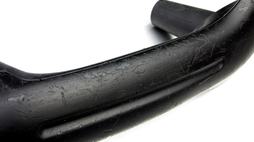 Akármennyire is vigyáztak korábban, sajnos idővel a gyűrűk, körmök, meg a fogdosás ilyen rondává tették a kapaszkodót