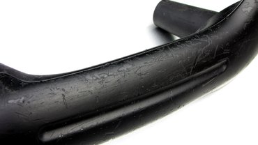 Akármennyire is vigyáztak korábban, sajnos idővel a gyűrűk, körmök, meg a fogdosás ilyen rondává tették a kapaszkodót