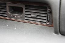 Minden tiszta por (mert a fénykép kedvéért a porszívóból gyűjtött kosszal preparáltam), azt hihetnénk, egy nedves ronggyal pikk-pakk letakarítható