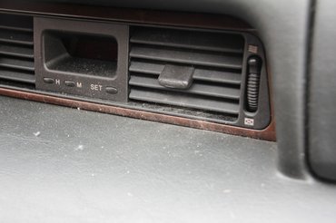 Minden tiszta por (mert a fénykép kedvéért a porszívóból gyűjtött kosszal preparáltam), azt hihetnénk, egy nedves ronggyal pikk-pakk letakarítható