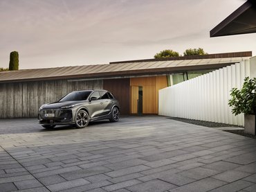 Static photo, 
Colour: Daytona Grey perl effect.