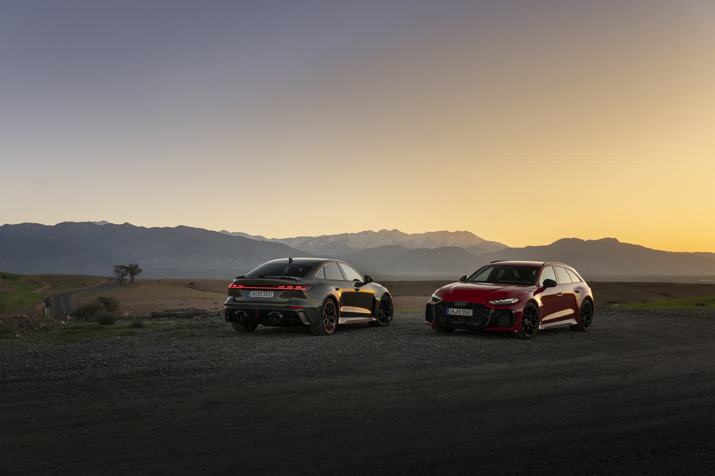 Bedfordgreen metallic, Progressiv red metallic, outdoor static photo, exterior, three-quarter rear and three-quarter front view