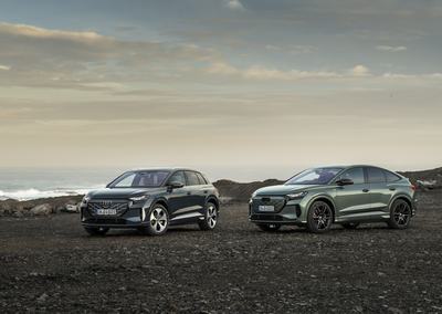 From left to right: Q4 e-tron in Lavender gray, Q4 Sportback e-tron in Sage green metallic, outdoor static photo