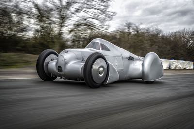 Audi recreated the Auto Union Lucca. After just over three years of construction, the record-breaking car was completed in early 2026.
Driving shot at the first roll-out. Side view.