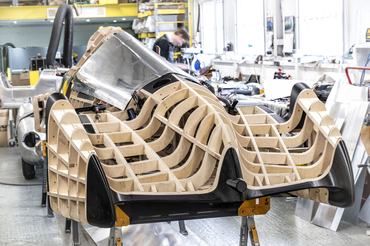 Audi had the Auto Union Lucca recreated by Crosthwaite & Gardiner based on historical photos and various other documents from the archives. After spending just over three years on its construction, the British restoration specialists completed the project in early 2026.