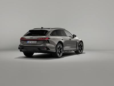 Audi A6 allroad (pearl grey) in a rear three-quarter view: Precise lines, quattro-typical proportions and the light strip emphasize its distinctive presence.