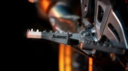 Akrapovic-Titanium-Footpegs-3-1024x576