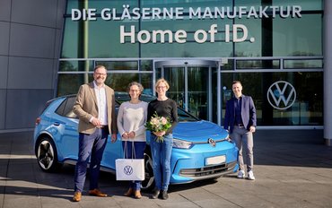 The anniversary ID.3 was handed over to customer Kirsten Vormbrock (2nd from right) and her wife Tina at the Transparent Factory in Dresden. Also attending were sales manager Arnd Meyer-Clasen (left) and product expert Robert Pardavi.