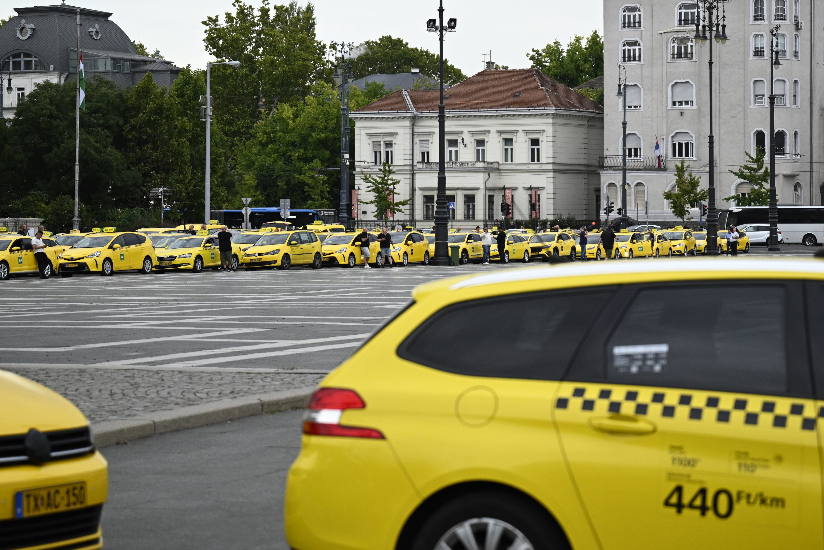 Nem ment könnyen, de drágulni fog a taxizás Budapesten