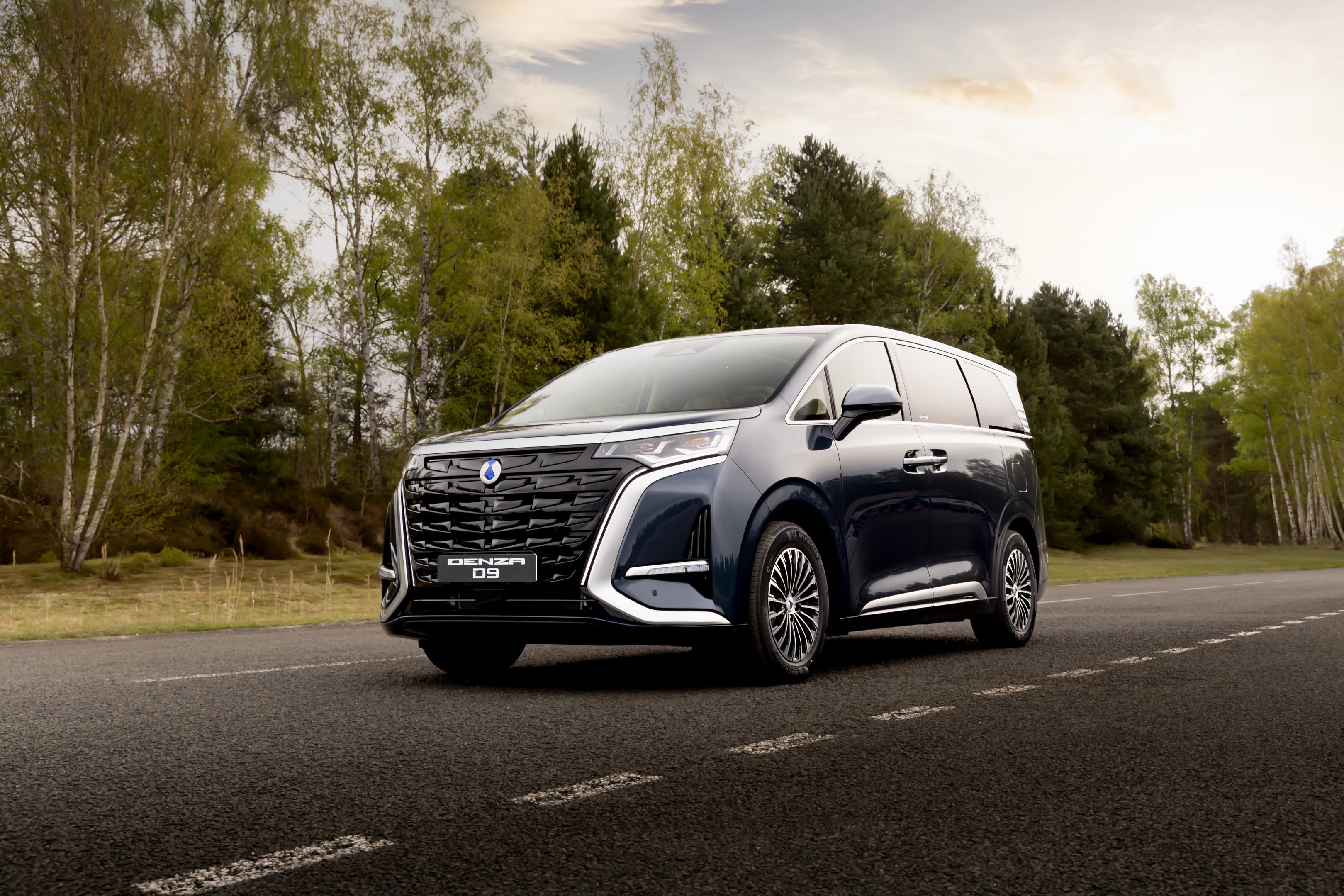 Családi egyterűvel tarolná le Európában a luxusautókat a Denza